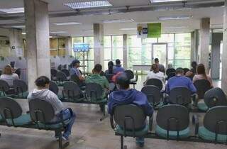 Trabalhadores na recepção da Funtrab em busca de oportunidades de emprego (Foto: Paulo Francis)