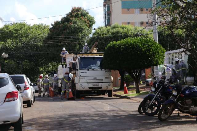 Troca de poste interdita rua estreita e deixa moradores sem energia por 4h
