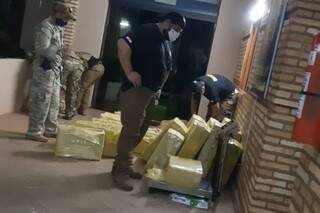 Agentes apreendem mais de 600 quilos de maconha em galp&atilde;o na fronteira