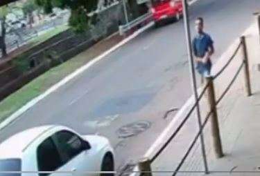 V&iacute;deo mostra bandido fugindo de algemas ap&oacute;s morte de policiais