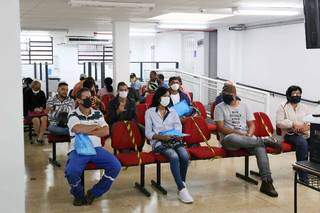 Candidatos em busca de emprego na sede na Funsat. (Foto: Paulo Francis)