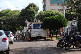 Equipes trabalhando na substituição de poste de energia elétrica, na Rua Piratiniga; trânsito foi interrompido no local (Foto: Kísie Ainoã)