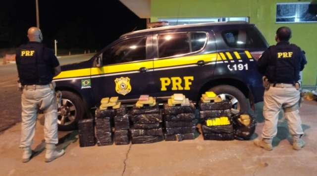 Motorista foge durante abordagem e abandona carreta com quase 250 kg de coca&iacute;na 