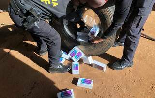 Policiais do DOF retiram celulares de pneus de carreta apreendida na fronteira (Foto: Divulgação)
