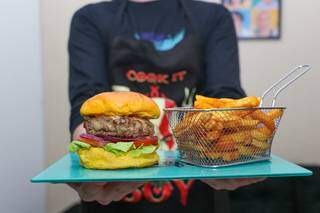Ross Burger e batata frita.  (Foto: Paulo Francis)