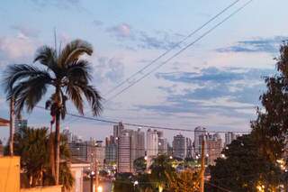 Amanhecer com céu entre poucas nuvens visto do Bairro São Bento, na capital sul-mato-grossense (Foto: Henrique Kawaminami)