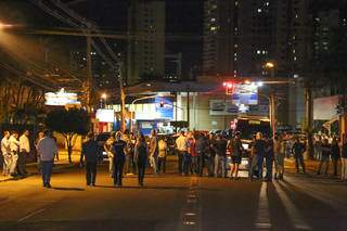 Movimentação no local onde ocorreu o duplo homicídio, na Rua Joaquim Murtinho (Foto: Paulo Francis)