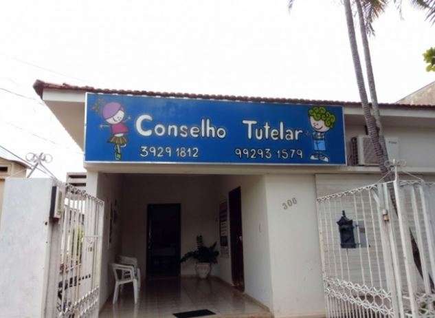 Pai &eacute; preso por receber dinheiro para deixar &ldquo;amigo&rdquo; abusar de filhas 