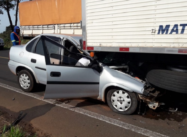 Carro de passeio bate em traseira de carreta e dois homens morrem 