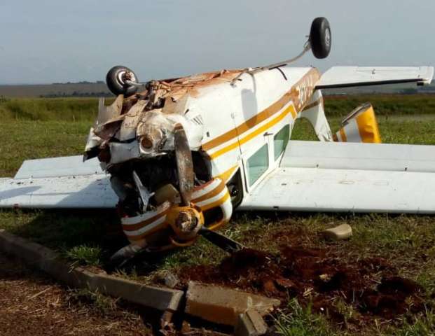 Avi&atilde;o monomotor cai em &aacute;rea de cooperativa e duas pessoas ficam feridas