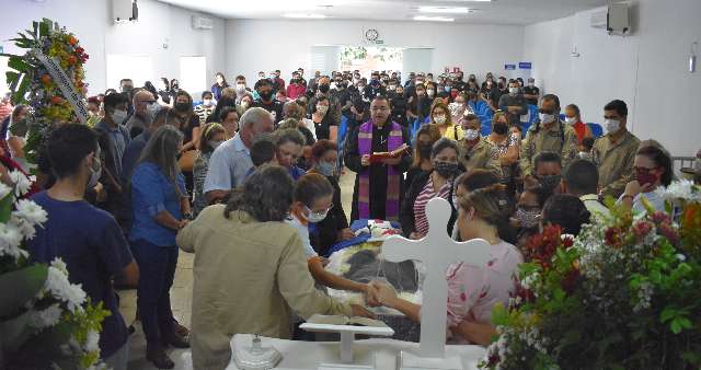 Filho de pedreiro e dom&eacute;stica, policial morto &eacute; velado por 200 pessoas em Coxim