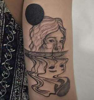 Nas tatuagens, Letícia trabalha basicamente com preto (Foto: Arquivo Pessoal)