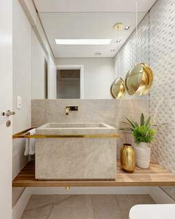 O lavabo, “cartão de visitas do apartamento”, segundo a arquiteta, possui em sua cuba esculpida a pedra brasileira Perla Santana. (Foto: Fellipe Lima)