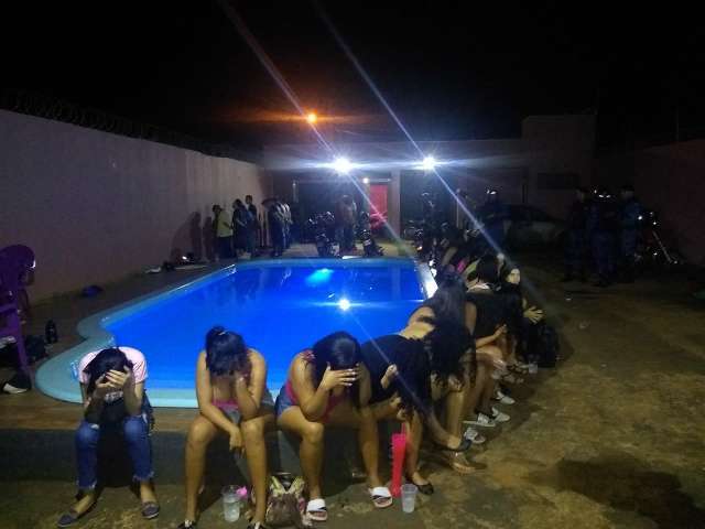Guarda Civil flagra festa com adolescentes, bebidas, DJ e rev&oacute;lver 38