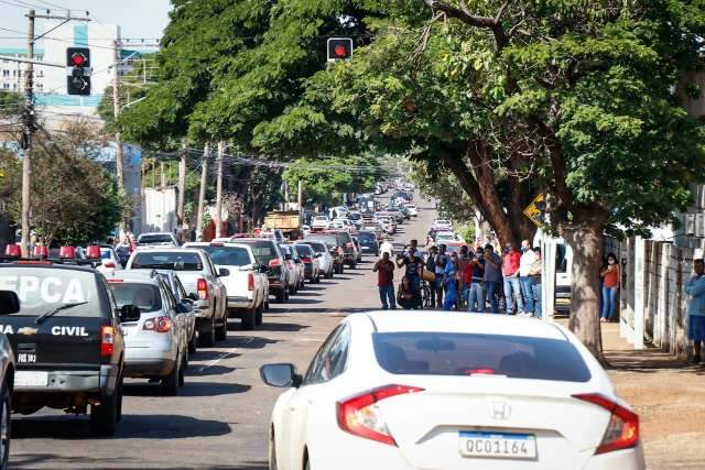 Em cortejo, policiais seguem para sepultamento de colega assassinado a tiro