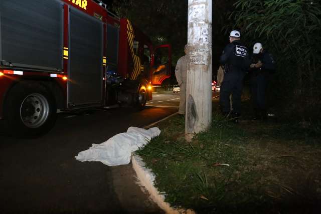Pedestre &eacute; atropelado por carreta e morre na Avenida F&aacute;bio Zahran