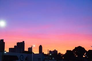 Nascer do sol em Campo Grande com céu limpo, sem nuvens (Foto: Henrique Kawaminami)