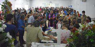 Filho de pedreiro e dom&eacute;stica, policial morto &eacute; velado por 200 pessoas em Coxim