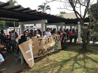 Estudantes durante protesto no prédio da reitoria da UFGD, no ano passado (Foto: Arquivo)