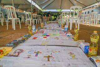 Tapete de papel montado pelas crianças da catequese da paróquia São João Bosco (Foto: Marcos Maluf)