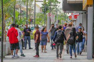 Ruas de Campo Grande também tem tido aumento de fluxo de pessoas, o que é um risco. (Foto: Silas Lima)