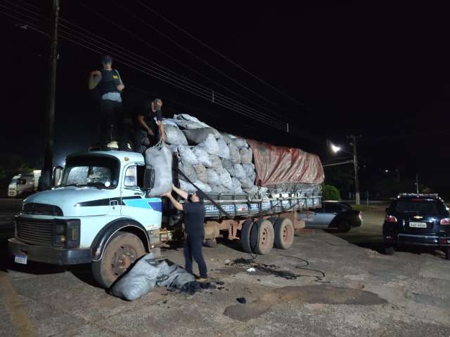 Em Jardim, caminh&atilde;o com carga de carv&atilde;o escondia 5 toneladas de maconha