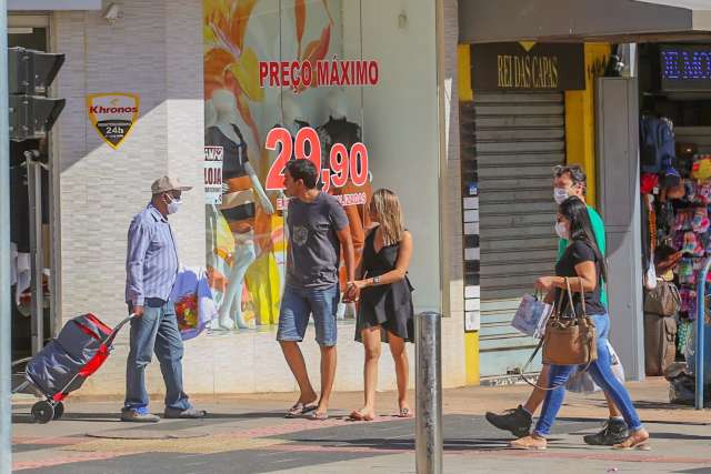 Namorados v&atilde;o &agrave;s compras, mas nem amor evita cautela nos gastos