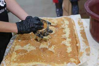 Esta é a primeira vez que o bolo de Santo Antônio será servido em potes (Foto: Paulo Francis)