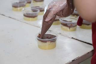 Bolo é feito com massa de pão de ló, creme de confeiteiro, chocolate e chantilly (Foto: Paulo Francis)