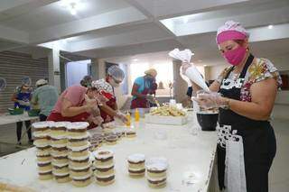 Voluntárias durante a montagem do bolo de Santo Antônio (Foto: Paulo Francis)