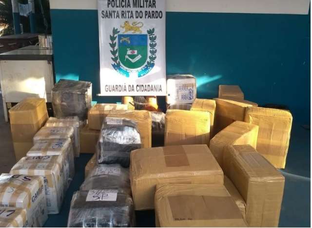 Traficante bate caminh&atilde;o em poste e PM encontra quase 1 tonelada de maconha