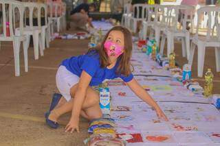 Giovana mostra sua colaboração para o tapete (Foto: Marcos Maluf)