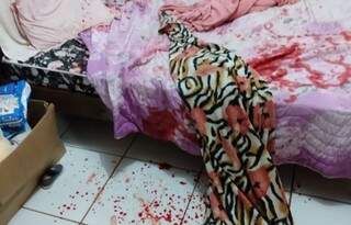 Marcas de sangue no quarto de mulher que foi esfaqueada pelo ex-marido. (Foto: Reprodução/MS Todo Dia)