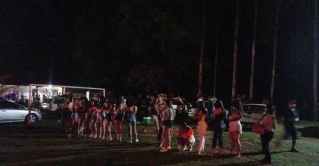 Guarda leva 7 &agrave; delegacia depois de festas com arma, carro furtado e 120 vodcas