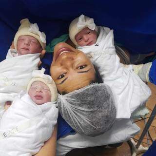 Aline, ainda no centro cirúrgico, com Evie, Duda e Maju. (Foto: Arquivo Pessoal)