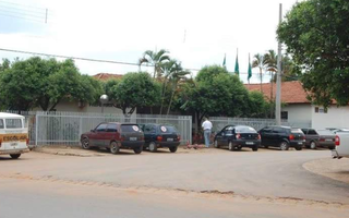 Fachada da Prefeitura Municipal de Água Clara, cidade com pouco mais de 13 mil habitantes (Foto: Street View) 