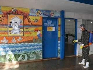 Militar faz higienização na Escola Aurora Pedroso de Camargo, na semana passada (Foto: Divulgação)