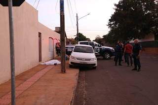 Homem caiu morte em frente da casa. (Foto: Paulo Francis)