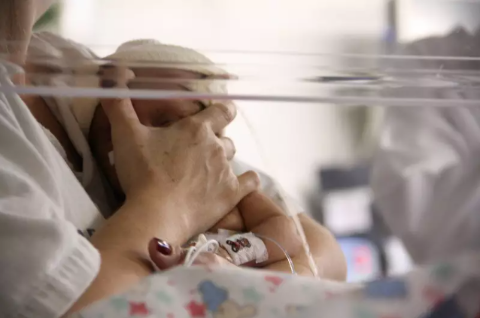 Sem recursos, maternidade pode fechar metade dos leitos de UTI neonatal 