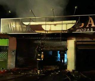 Empres&aacute;rio tem preju&iacute;zo de R$ 500 mil com loja destru&iacute;da por inc&ecirc;ndio