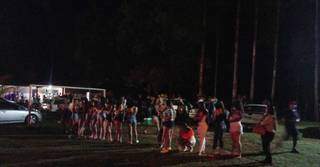 Guarda leva 7 &agrave; delegacia depois de festas com arma, carro furtado e 120 vodcas