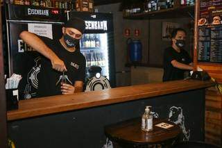 Funcionários de máscara e álcool em gel já viraram algo no normal (Foto: Paulo Francis)