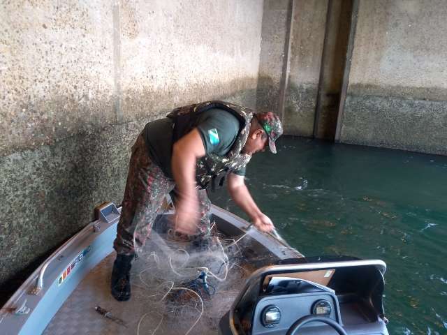 Helic&oacute;ptero ajuda PMA em a&ccedil;&otilde;es de combate &agrave; pesca predat&oacute;ria