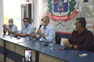 Prefeito Hélio Peluffo (PSDB) durante coletiva de imprensa em maio (Foto: Ponta Porã Informa)
