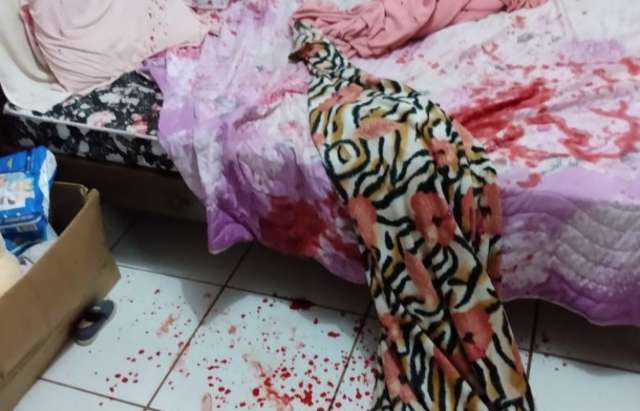 Duas mulheres s&atilde;o atacadas a golpes de fac&atilde;o pelos ex-maridos 