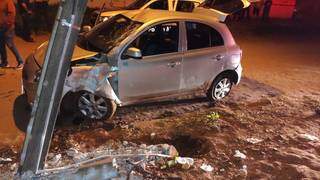 Dupla leva carro de motorista de aplicativo e sofre acidente em perseguição Dupla leva carro de motorista de aplicativo e sofre acidente em perseguição