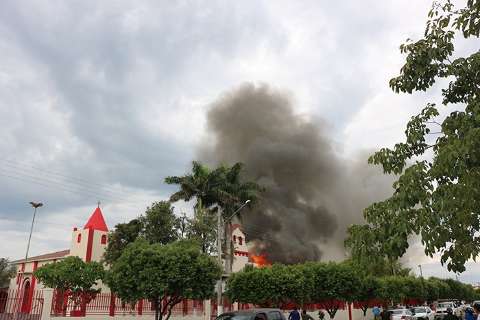 Incêndio destrói casa de padre na região central de Porto Murtinho