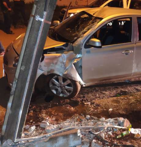 Dupla leva carro de motorista de aplicativo e sofre acidente em persegui&ccedil;&atilde;o