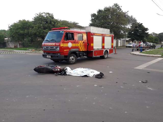 Motociclista morre ao ser atingido por caminh&atilde;o