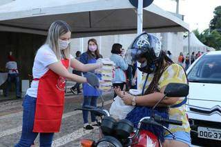 De moto, Pâmela Katherine levantou cedo atrás de bolo para ela e amigos (Foto: Kísie Ainoã)